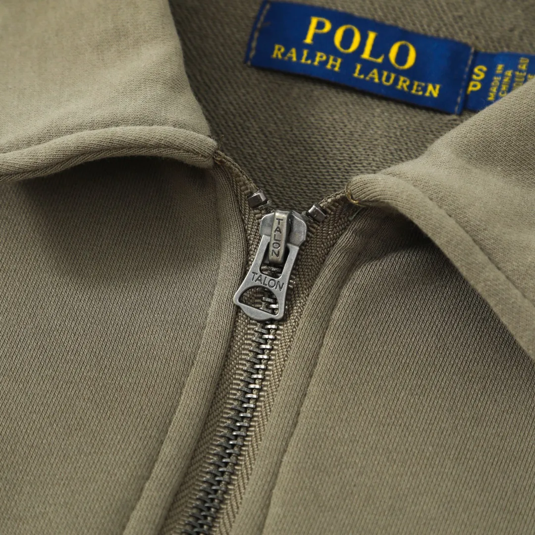 P260 #R99 Ralph Lauren pony logo eight-color half-zip lapel sweatshirt. Wear three times in one suit, easy to switch styles: Fully stand-up collar mode: crisp lapel three-dimensional windproof, taking into account warmth and cool lines, full of coolness ▫️Half-open lazy mode: slightly exposed collarbone, relaxed and comfortable | Pair with a shirt or high collar to show the intellectual atmosphere ▫️Full-open V-neck mode: Visually extends the neck-shoulder ratio | Stacking is more layered, hiding the flesh and making it look slimmer, making it easy to wear with a sense of luxury. Genderless design, shared wardrobe concept: White is gentle and elegant | Black is cool and slimming | Both colors can be used to create a couple CP look. 8 colors are available in the full line | From classic to soft | Meet all daily and occasion dressing needs Quality is reflected in the details: Micro-label logo embroidery | Loose but not procrastinating tailoring | High-grade fabrics ensure a comfortable fit. Easily manage various scenarios such as workplace commuting, weekend leisure, and date travel, effortless chic is the definition of effortless chic.  Color: Black White Navy Mint Green Khaki Pink Yellow Army Green Size: S M L